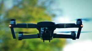 Drone enfrente de un arbol