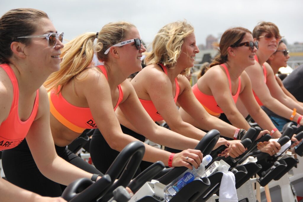 mujeres en bicicletas estaticas