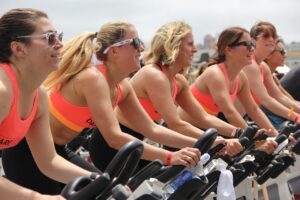 mujeres en bicicletas estaticas